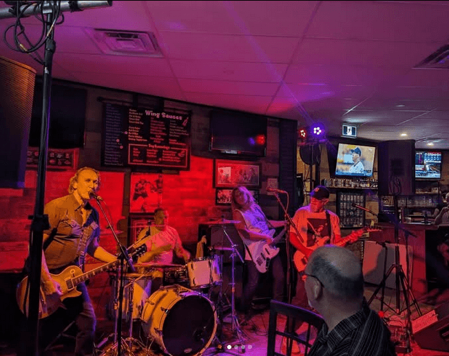 Live music night at Junior's